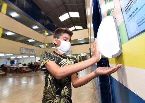 Mais de 16 mil dispositivos de álcool em gel são instalados em escolas de Manaus 