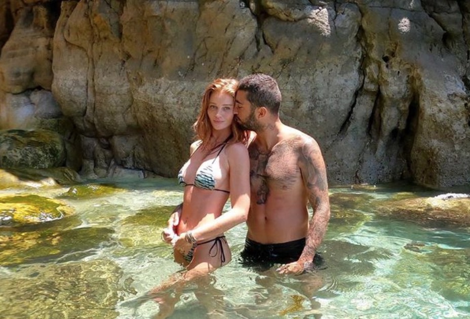 Pedro Scooby mostra Cintia Dicker completamente nua mergulhando no mar