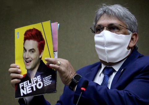 Vereador rasga revista de Felipe Neto na Câmara Municipal de Manaus 
