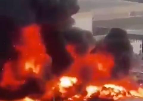 Incêndio de grande proporções atinge mercado em Ajmã, nos Emirados Árabes Unidos
