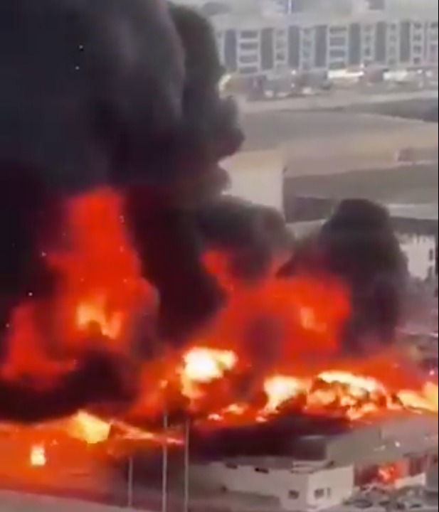 Incêndio de grande proporções atinge mercado em Ajmã, nos Emirados Árabes Unidos