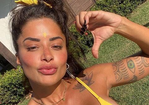 Aline Riscado posa de maiô com estampa de maconha e causa na internet