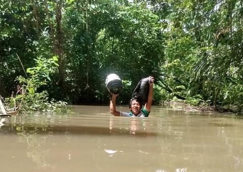Professor atravessa lago a nado para imprimir atividades para alunos