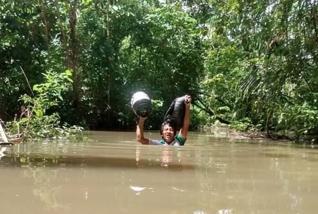 Professor atravessa lago a nado para imprimir atividades para alunos