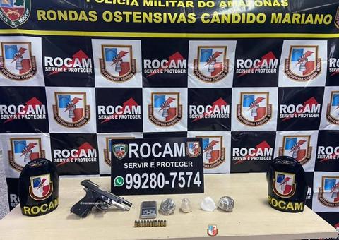 Mulher é presa ao ser flagrada com pistola e drogas em casa em Manaus