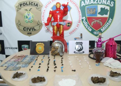 Mulheres são presas em Manaus com drogas escondida em boneco do Homem de Ferro 
