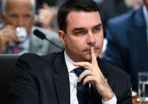 Flávio Bolsonaro entra com pedido para trocar promotores do caso das 'rachadinhas'