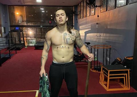 Whindersson Nunes posa sem cueca e impressiona com coxa musculosa