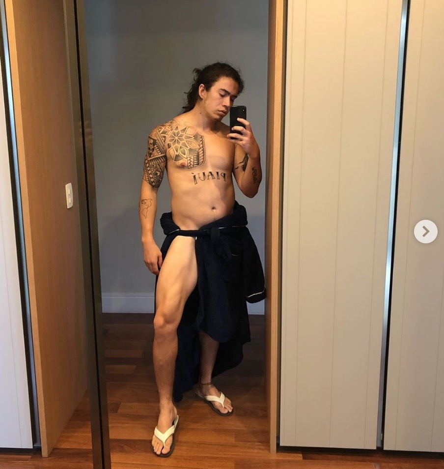 Whindersson Nunes posa sem cueca e impressiona com coxa musculosa