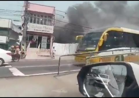 Queima de pneus assusta moradores em avenida de Manaus 
