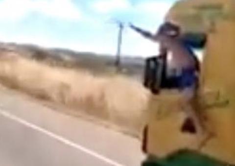 Vídeo mostra caminhoneiro fazendo manobra proibida em estrada 