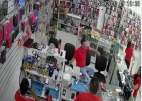 Vídeo: Celular explode dentro de loja e funcionários se desesperam 