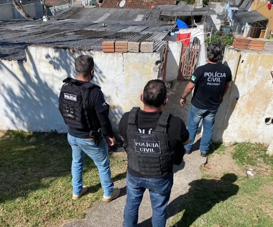 Homem mata a chutes, assa e come cachorro de estimação