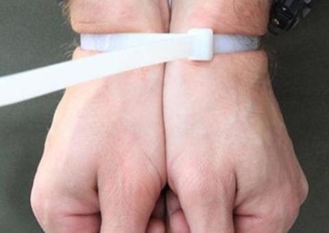  Funcionários e clientes de banco são feitos reféns por homem armado na França