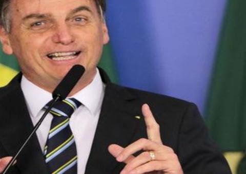 Bolsonaro aparece em outdoor como ‘garoto-propaganda’ da cloroquina