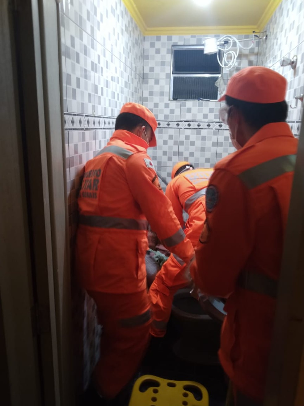 Mulher dá à luz enquanto tomava banho em casa e é socorrida por Bombeiros