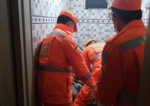 Mulher dá à luz enquanto tomava banho em casa e é socorrida por Bombeiros