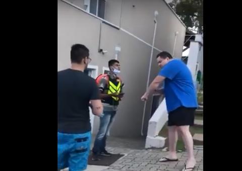 Motoboy sofre ataque racista de morador de condomínio de luxo: 'você tem inveja da minha cor'
