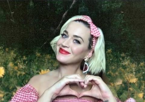 Grávida de 9 meses, Katy Perry ‘dorme’ em loja para bebês
