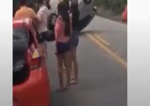 Advogado fica ferido após carro colidir com carreta e capotar na BR-174