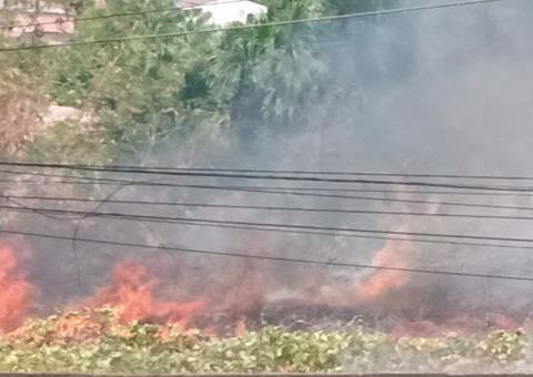 Sem controle, incêndio se espalha e ameaça engolir casa em Manaus