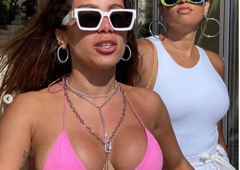 Na Itália, Anitta posa provocante empinando bumbum de fio dental ao lado de Ariadna 