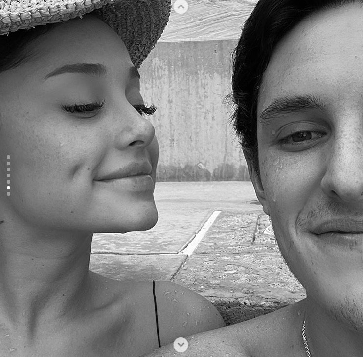 Ariana Grande se declara para namorado com fotos e vídeos 