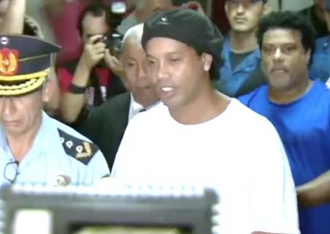 Ronaldinho fica perto de voltar ao Brasil após decisão no Paraguai