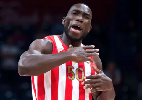 Astro do basquete sofre ataque cardíaco e morre durante treino 