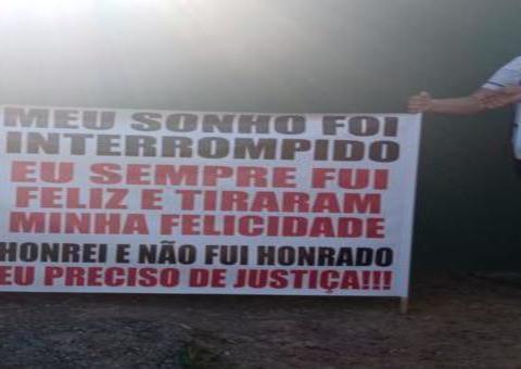 Família de soldado do Exército morto com tiro de fuzil protesta em frente a batalhão de Manaus 