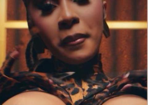 Cardi B dá 'surra' de bunda e seios gigantescos em novo clipe com Kylie Jenner; assista