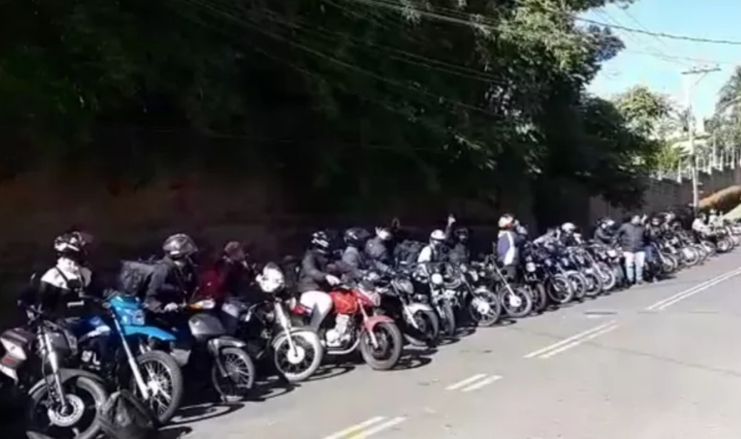 Motoboys protestam em frente a condomínio de homem que fez ataque racista