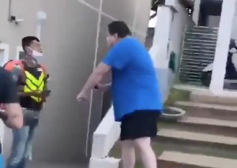 Motoboys protestam em frente a condomínio de homem que fez ataque racista