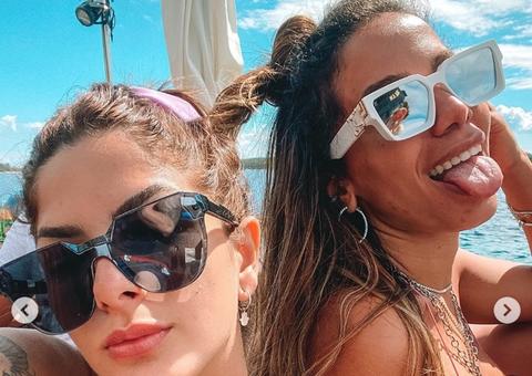 Anitta e Lary Bottino ostentam bumbum de fio dental na Europa