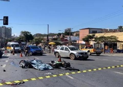 Motorista de carro foge da polícia e acaba causando morte de motociclista; veja vídeo