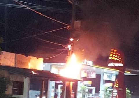 Incêndio ao lado de posto de combustível causa pânico em Manaus