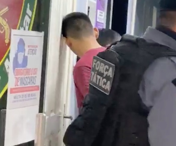 Trio é preso suspeito de assaltar motorista de app e fazer arrastão em Manaus