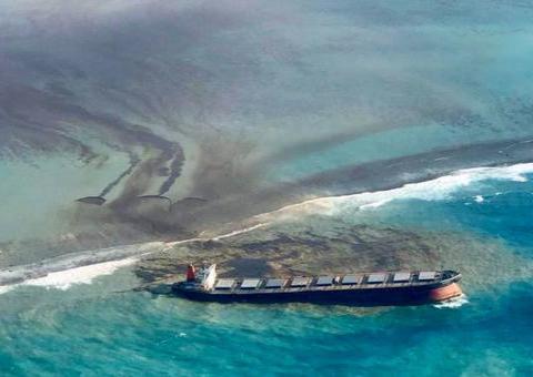 Navio derrama toneladas de óleo em ilhas paradisíacas de Maurício