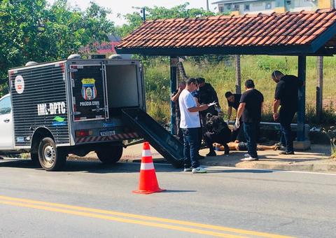 Homem é morto a pauladas enquanto dormia em ponto de ônibus em Manaus