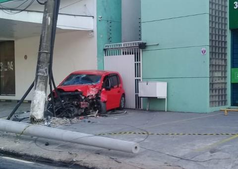 Carro 'arrasta' poste e fica destroçado após acidente em Manaus