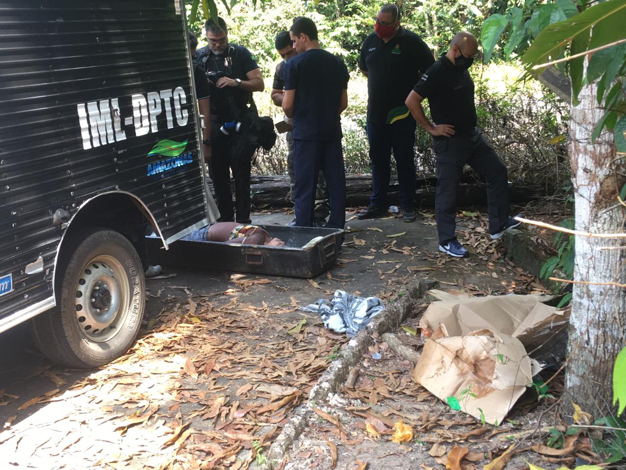 Com bilhete de facção, corpo de mulher é encontrado dentro de caixa em Manaus