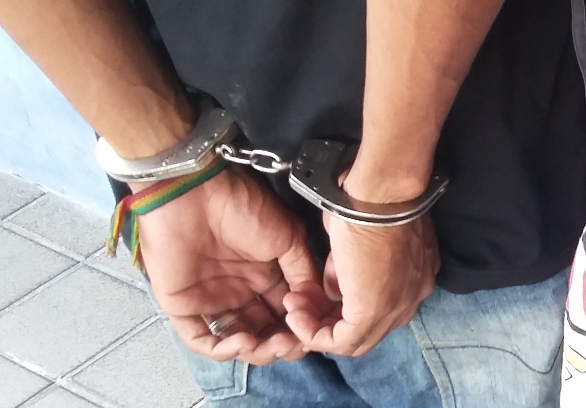 Trio é preso após assaltar motorista de aplicativo e fazer arrastão em Manaus