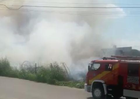 Vídeo: Incêndio atinge terreno e assusta moradores em Manaus