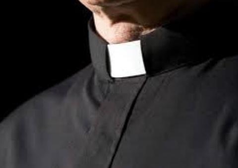 Padre embriagado é detido ao ser flagrado fazendo 'zigue-zague' em avenida