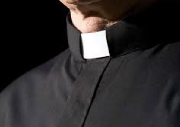 Padre embriagado é detido ao ser flagrado fazendo 'zigue-zague' em avenida