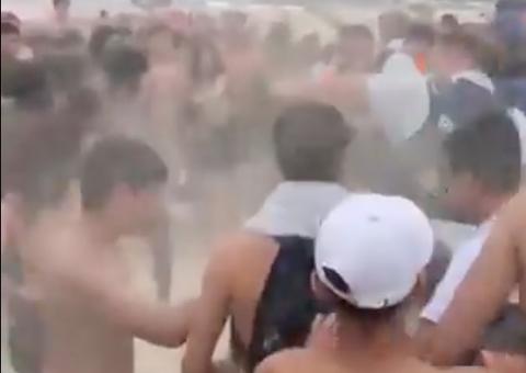 Polícia é atacada por banhistas após impor distanciamento em praia; Veja vídeo 