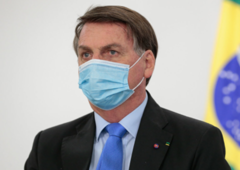 Após marca de 100 mil mortos por Covid, Bolsonaro critica isolamento