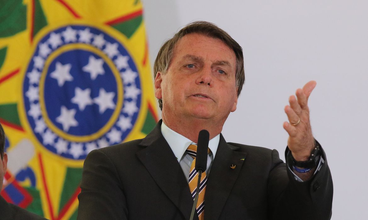 Bolsonaro questiona lei que obriga Governo a custear internet a alunos