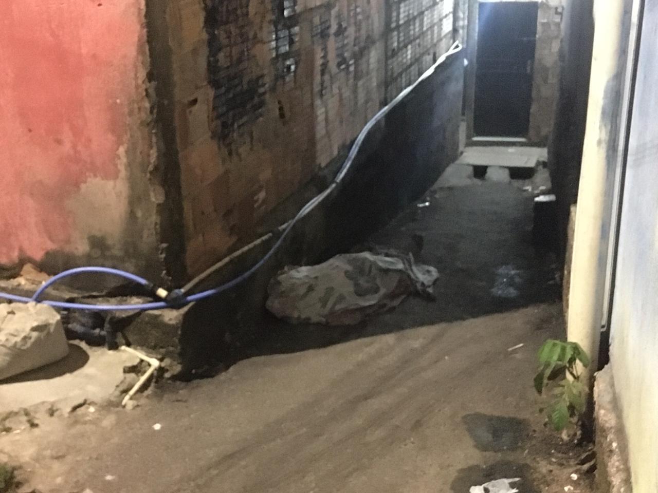 Em domingo sangrento, homem é crivado de balas na Compensa