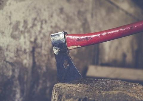 Homem tenta atacar prefeito com machado